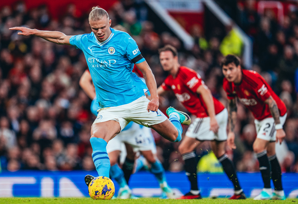 Haaland abre o placar de pênalti em Old Trafford. 