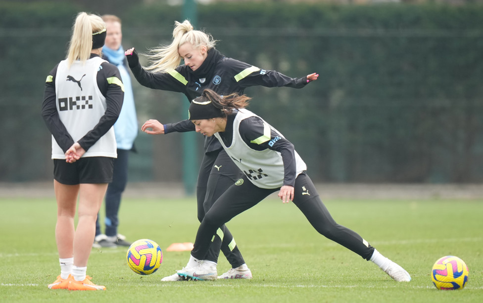 ATTACK V DEFENCE  : Chloe Kelly battles for possession with Leila Ouhabi