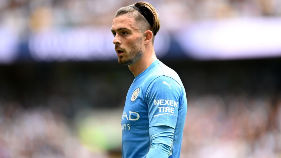TITULAR. : Grealish salió de inicio en su primer partido liguero con el Manchester City.