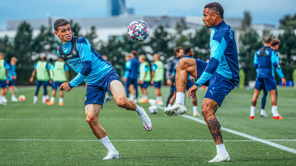 FOKUS PADA TUJUAN : Phil Foden dan Gabriel Jesus incar target mereka