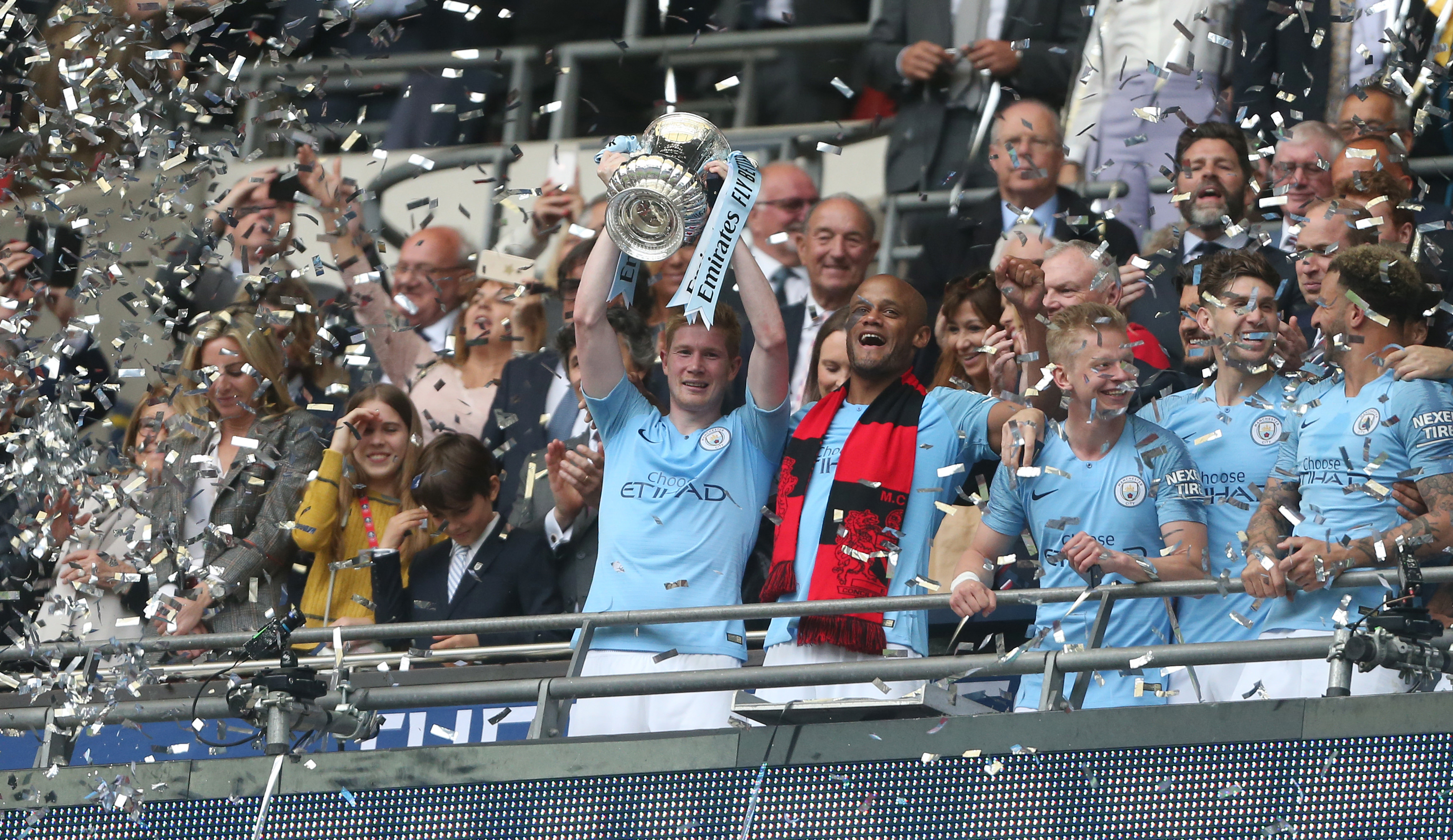 Kompany ergue a FA Cup 2018/19!