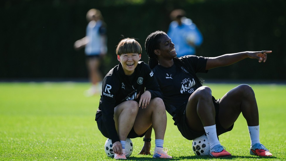 ON THE BALL : Aoba Fujino and Bunny Shaw enjoying a quick break