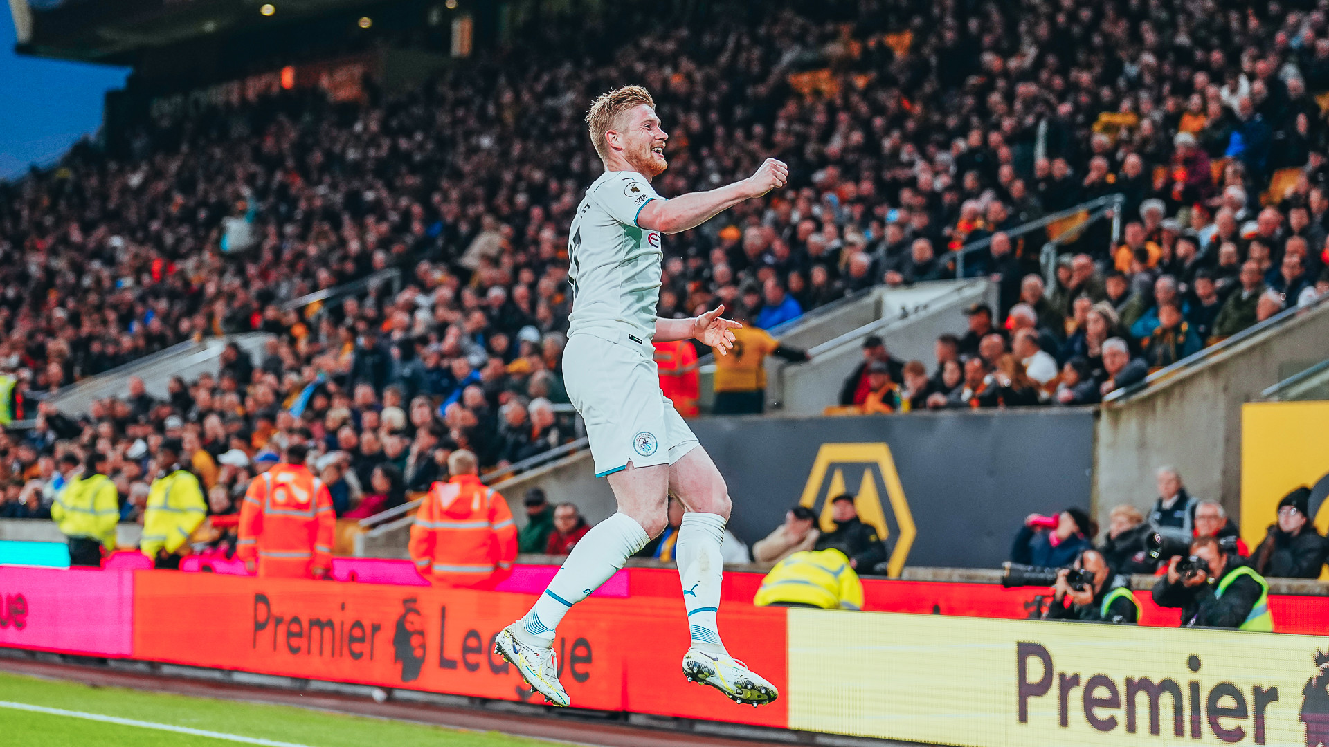  Wright-Phillips hails 'magical' De Bruyne