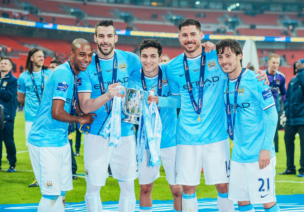 Comemorando seu primeiro título com o City, a Copa da Liga, em 2014 ao lado de Fernandinho, Negredo, Javi García e Silva.