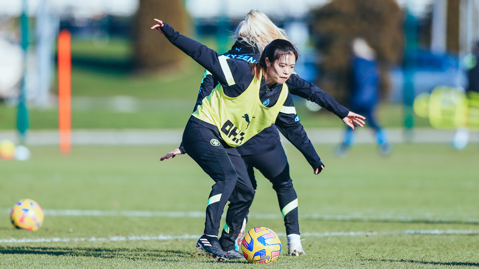 A POSE : Hasegawa protege a bola.