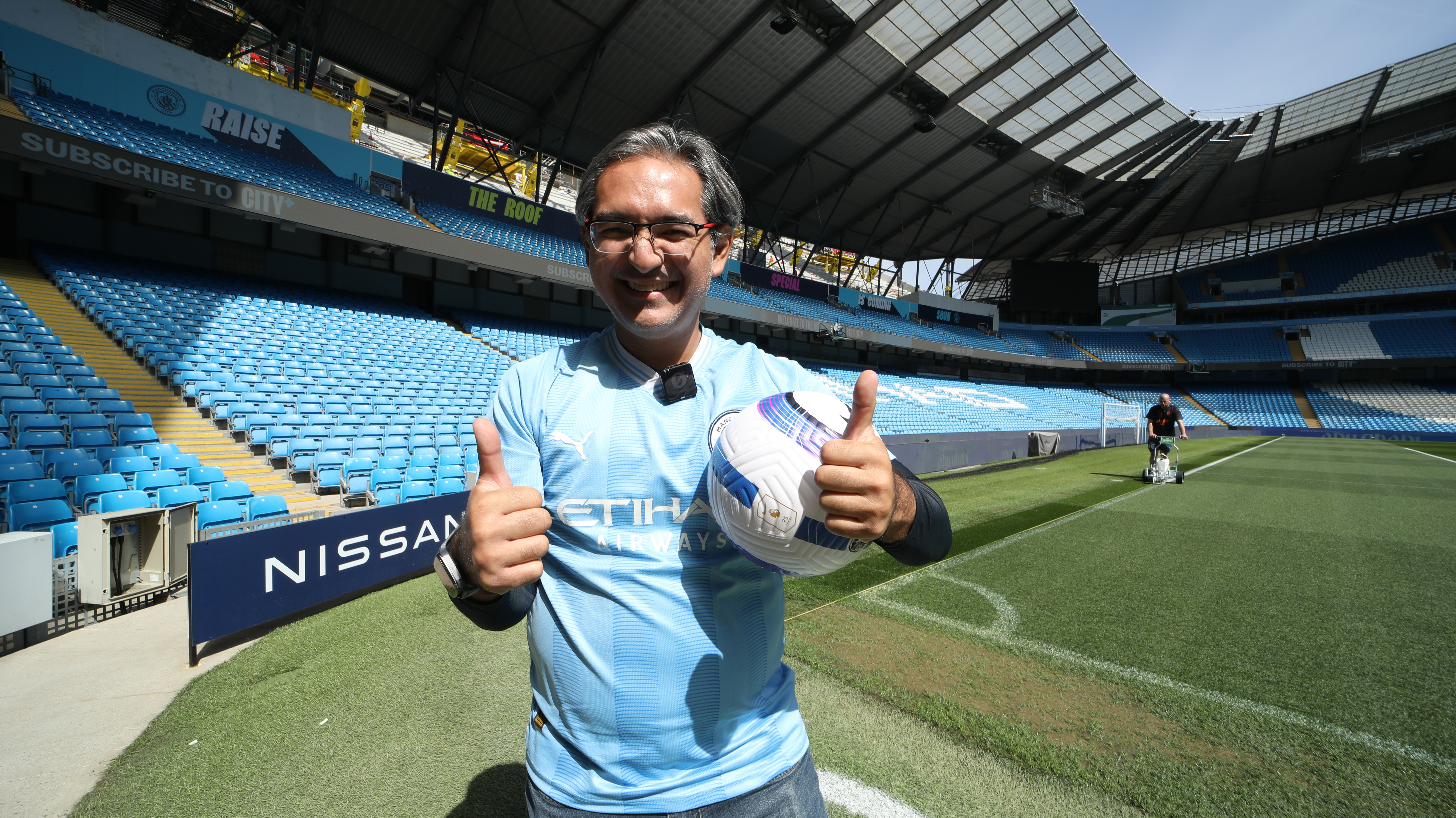 Rodrigo no gramado do Etihad. 