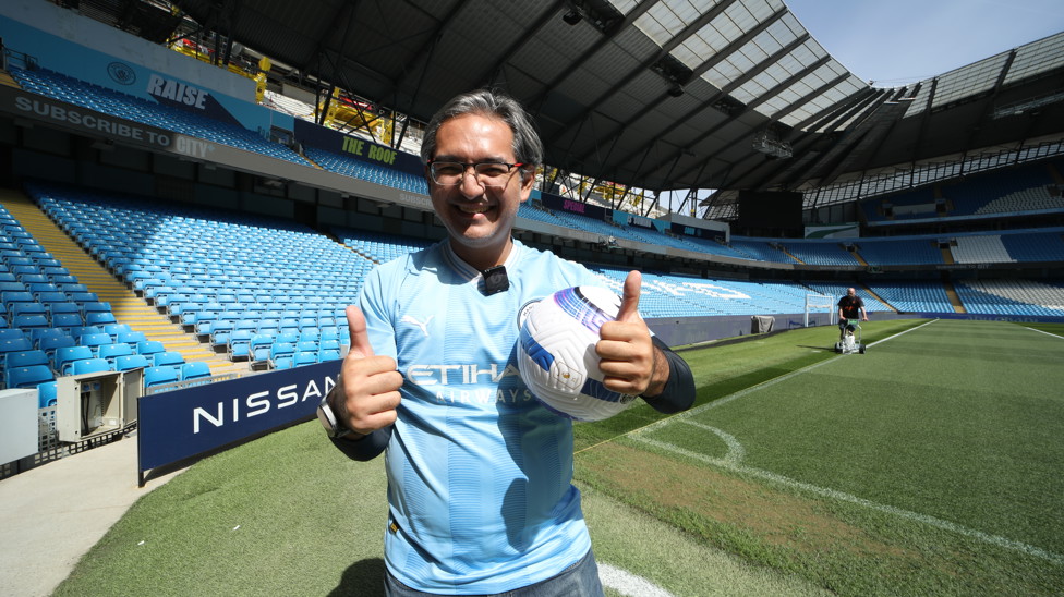 Rodrigo no gramado do Etihad. 
