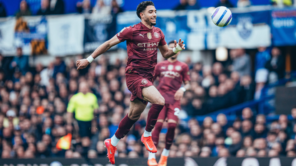MESMERISED MARMOUSH : Get someone who looks at you how Omar looks at a football!