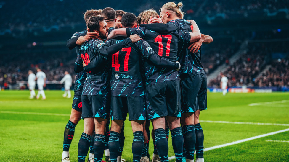 WHAT A WIN : Group hug!