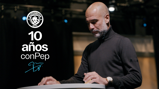 A person standing behind a table with text '10 años con Pep' and the Manchester City logo on the left.