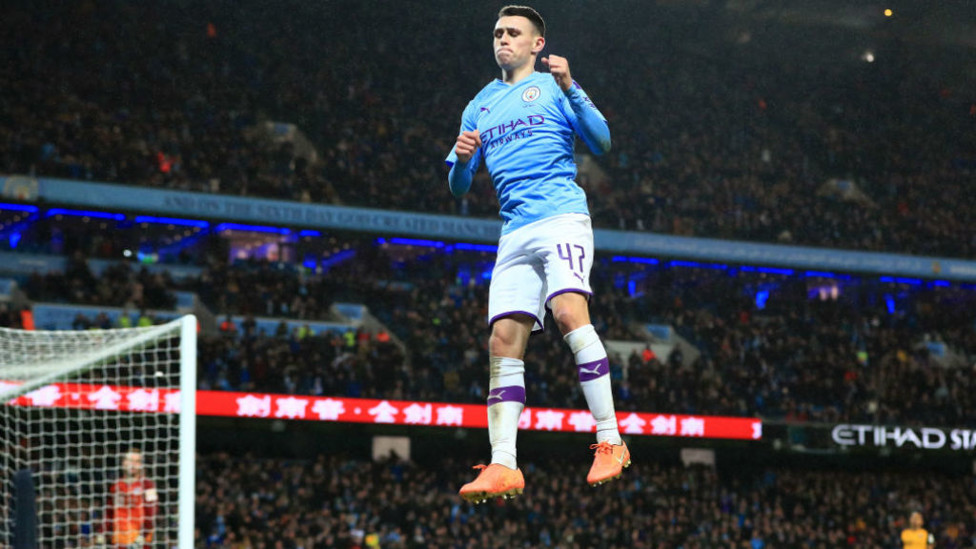 PENUTUP : Phil Foden merayakan gol penutupnya di pertandingan