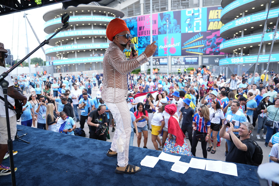 Carlinhos Brown no Etihad Stadium.