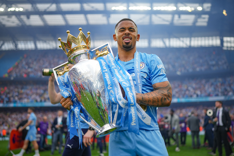 ÍDOLO NO CITY : Gabriel Jesus com a taça da Premier League em maio de 2022.