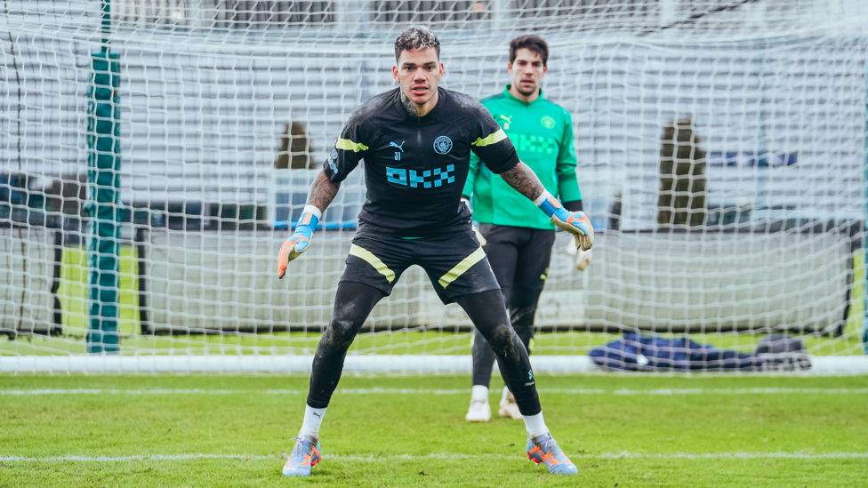 TEMBOK : Ederson dalam posisi siap