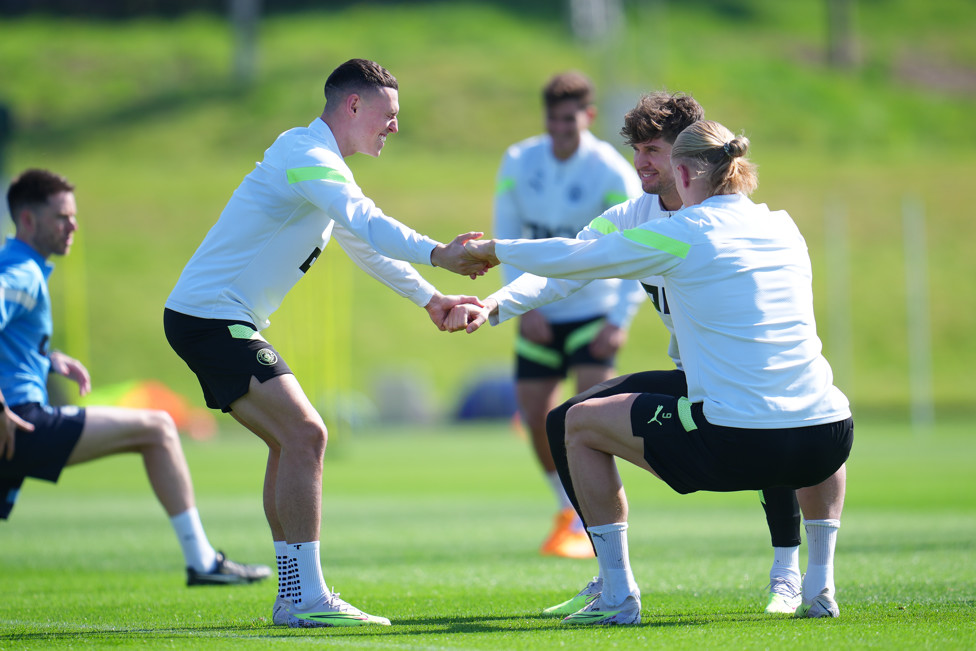 TRIO : Foden, Stones e Haaland no treino em Manchester. 