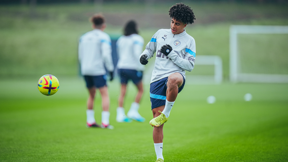 O JOVEM DO GRUPO : Rico Lewis mantém a bola em movimento enquanto se prepara para o confronto dos Spurs.