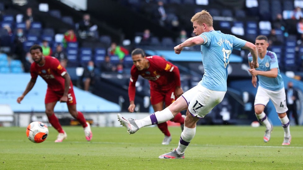 TEPAT SASARAN : De Bruyne dengan tenang mengeksekusi penalti