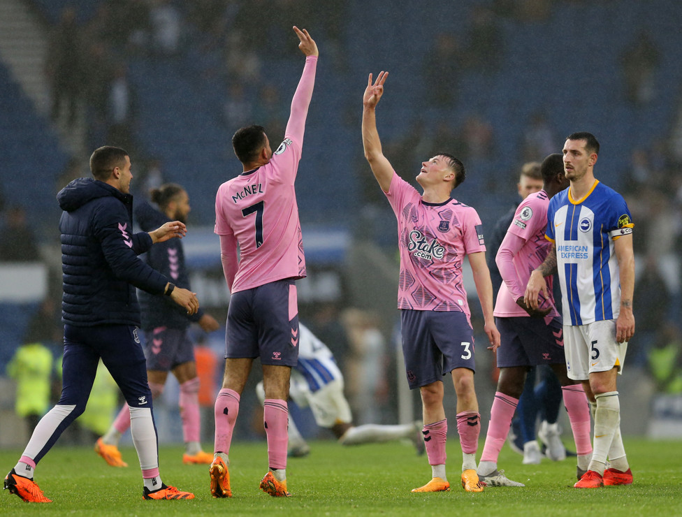 GOLEADA CONTRA O BRIGHTON : Jogadores do Everton comemoram vitória que tirou o time da zona de rebaixamento.