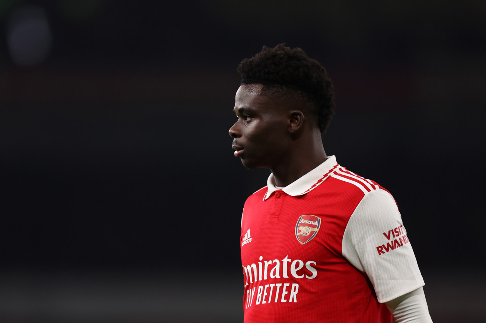 CRAQUE DO TIME  : Saka em ação contra o United: uma das estrelas do Arsenal.