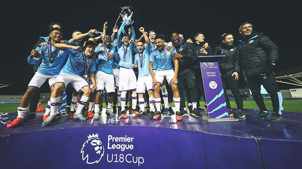 JUARA : : Angkat trofi