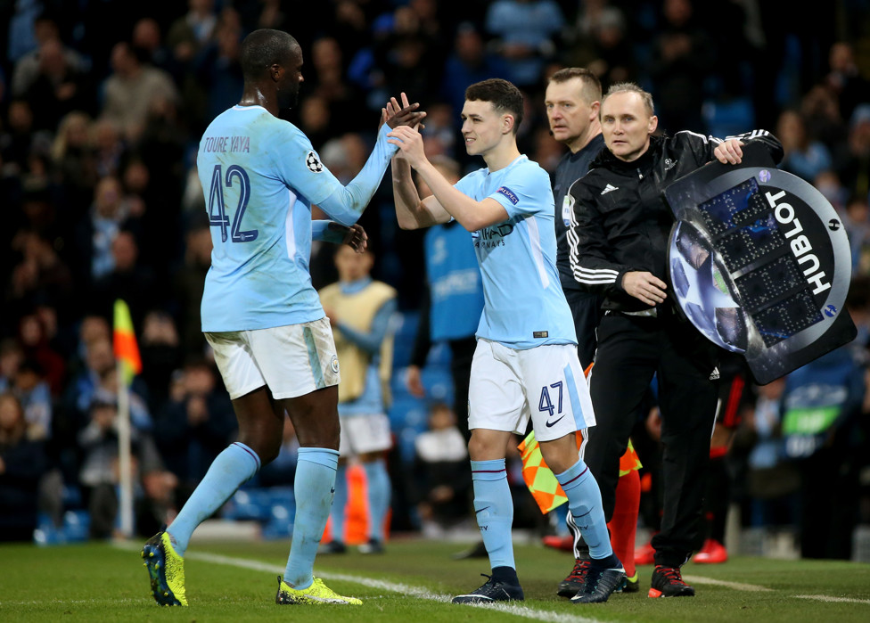 O COMEÇO : Foden estreia pelo City ao substituir o craque Yaya Touré.