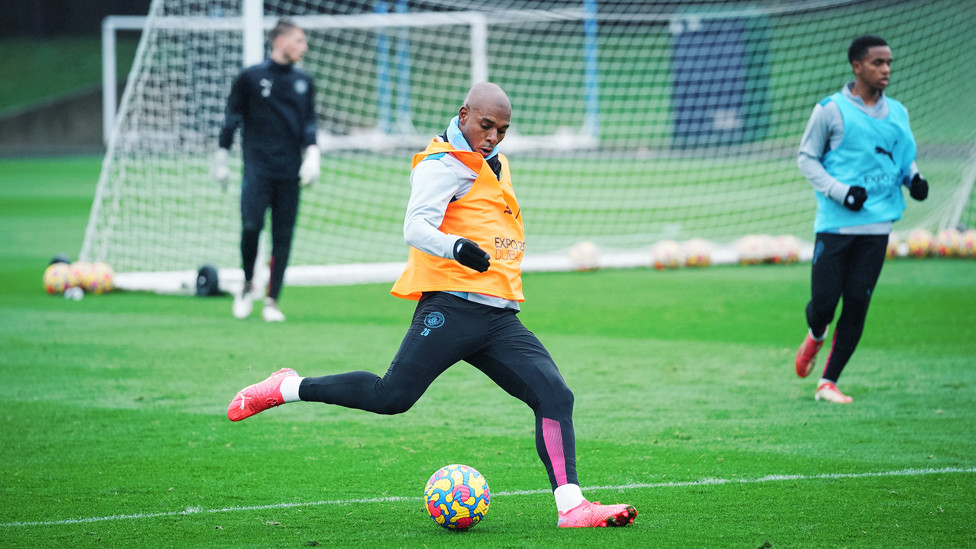 CAPTAIN FANTASTIC : Fernandinho spreads the play