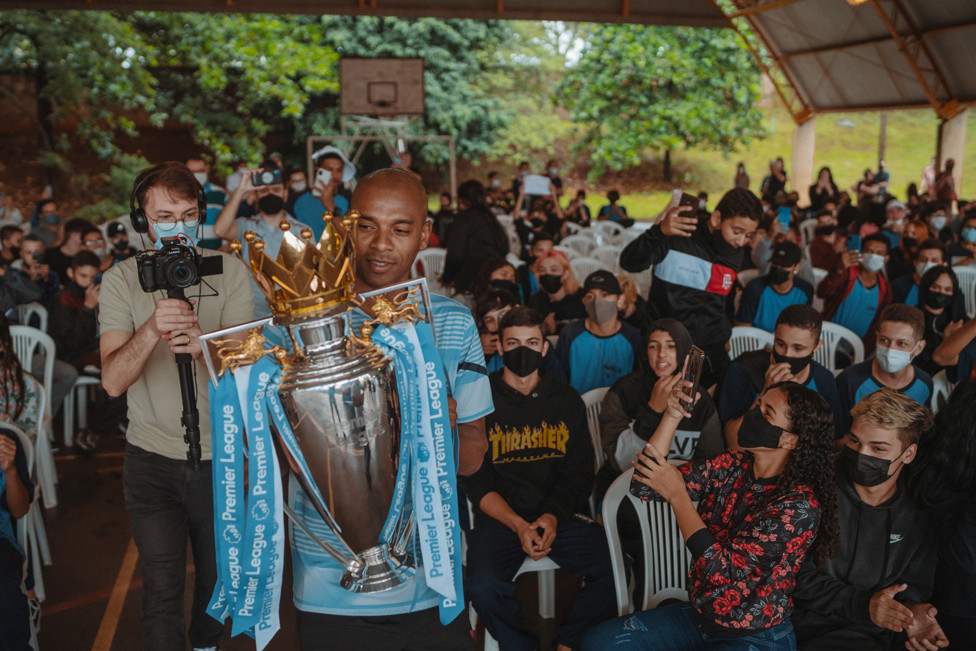 O troféu do campeonato inglês na quadra que Fernandinho começou jogando...