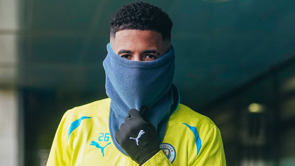 HIDDEN GEM : Savinho was keeping warm at the CFA