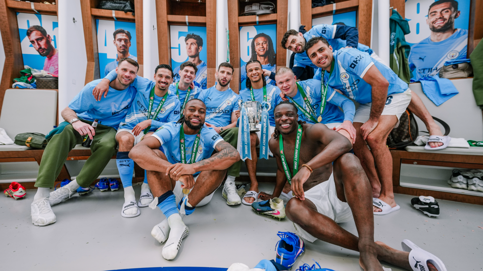 ALL SMILES : Dressing room vibes!