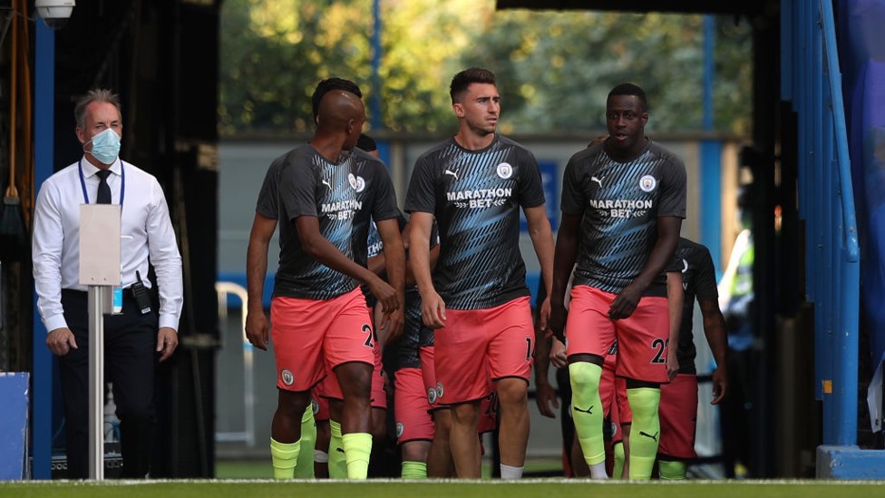 TIBA : Mendy dan rekan-rekan masuk ke lapangan untuk pemanasan