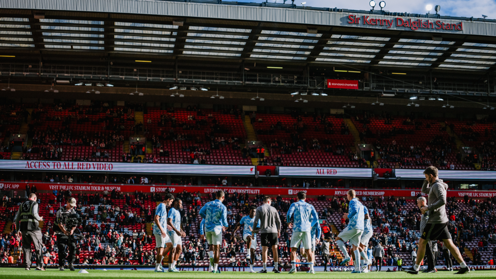 GET LOOSE : Pre-match drills in full flow.