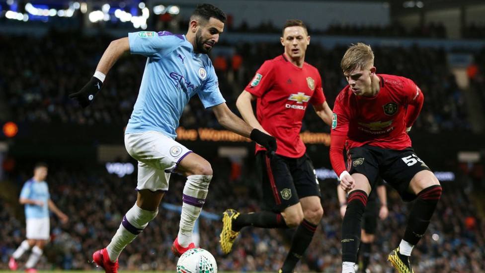 PEMAIN BERBAHAYA : Mahrez berusaha melewati Williams dan mengincar gol penyeimbang.