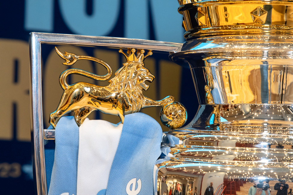 Os detalhes do troféu na Centauro 