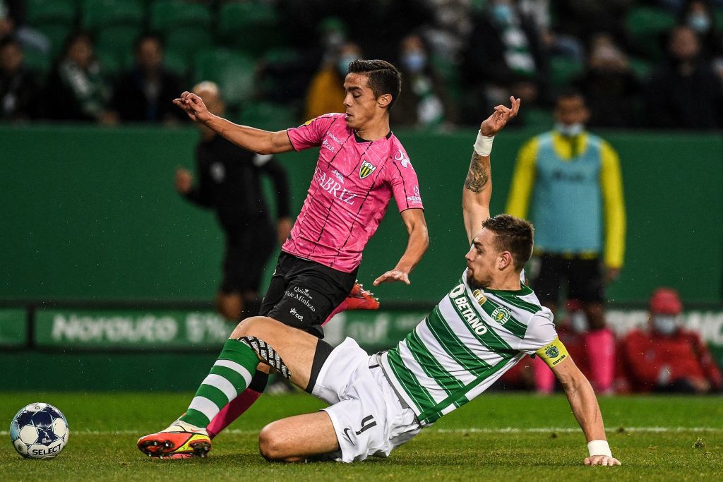 Sebastián Coates em ação: o zagueiro uruguaio é "o santo padroeiro da defesa", como nos conta David Novo.