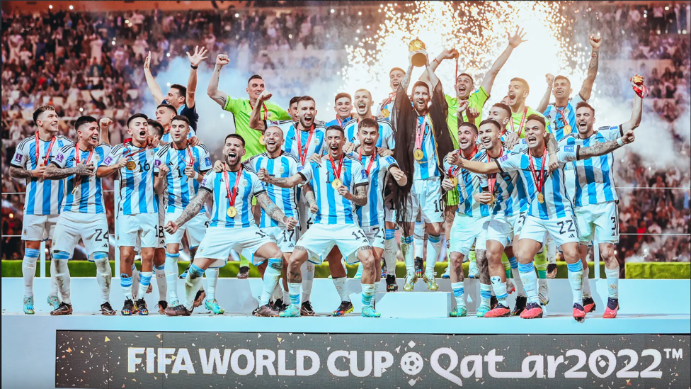 GANADOR DEL MUNDIAL: : Álvarez y sus compañeros en Argentina celebran la tercera Copa del Mundo para Argentina 36 años pasaron desde la segunda.