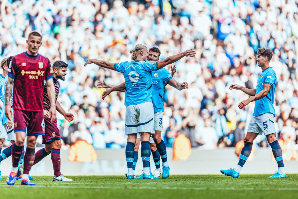 Haaland celebra o 4º gol pra cima do Ipswich no Etihad.