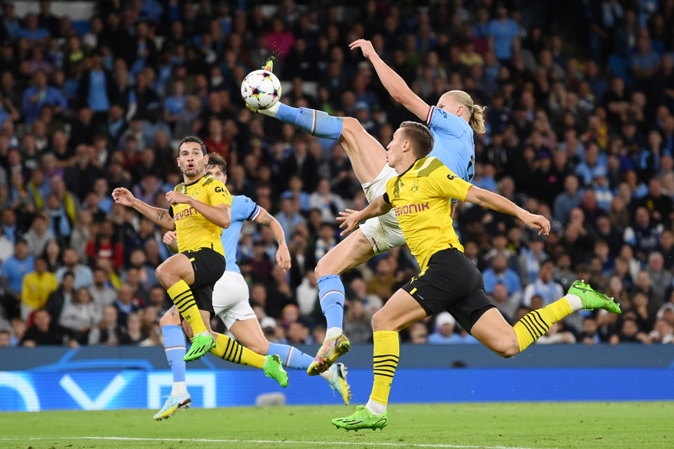 GOLEADOR EM AÇÃO  : Haaland marca contra o Dortmund, na fase de grupos da última Champions League.
