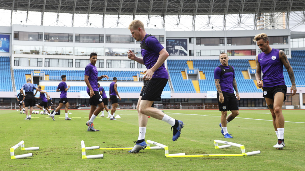 FOOTWORK : Kevin De Bruyne shows nimble feet