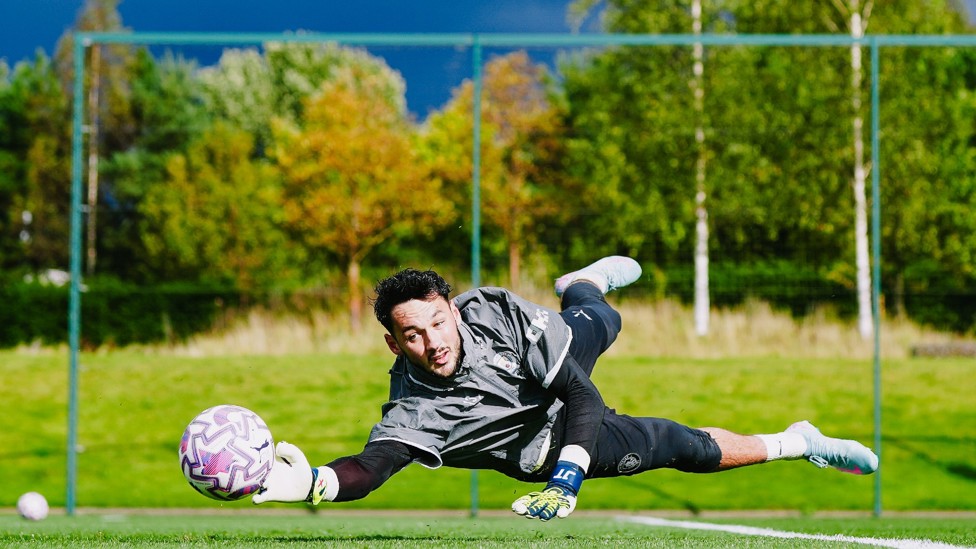 GK UNION : And alongside Donnarumma, James Trafford and the rest of the goalkeeper squad were out in training. 