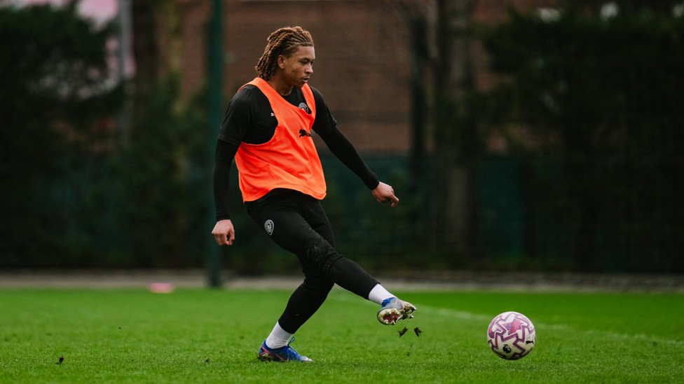 POSITIVE PLAY : Tyrone Samba links up well with his team. 