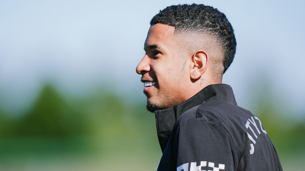 LIGHTNING QUICK : Close up of Savinho. 