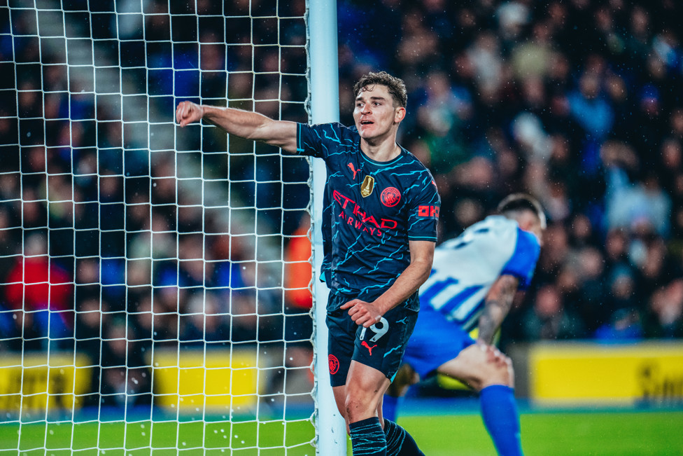 Alvarez em ação contra o Brighton.