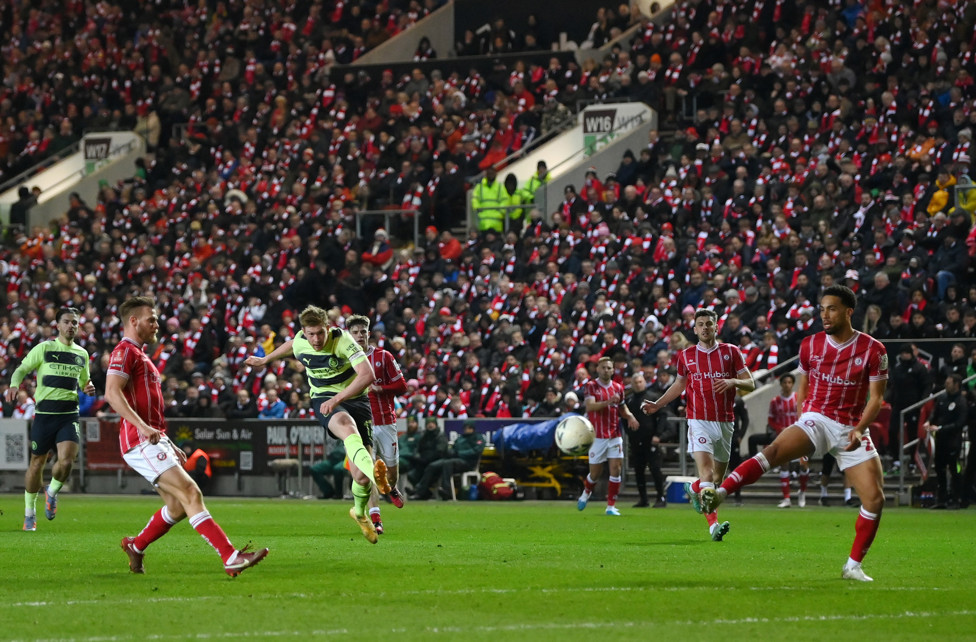 GOLAÇO! : KDB acerta um lindo chute na Copa da Inglaterra contra o Bristol City.