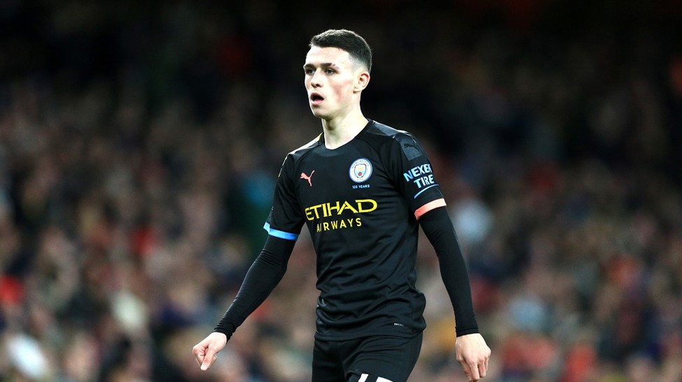 Phil Foden fue titular en el Emirates Stadium.