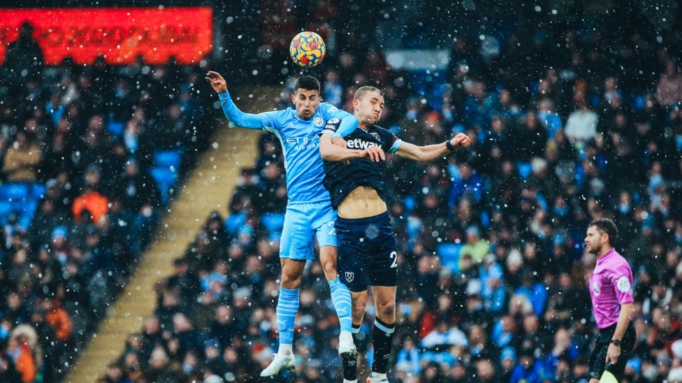 FLY JOAO FLY : Cancelo rises high to beat Soucek to the ball early on.