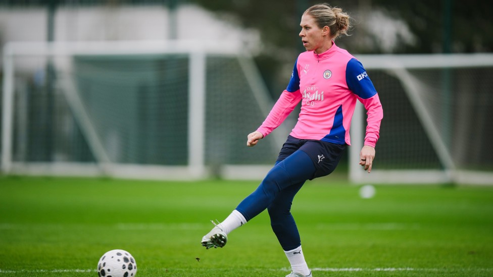 PICK A PASS : Rebecca Knaak finds a team-mate