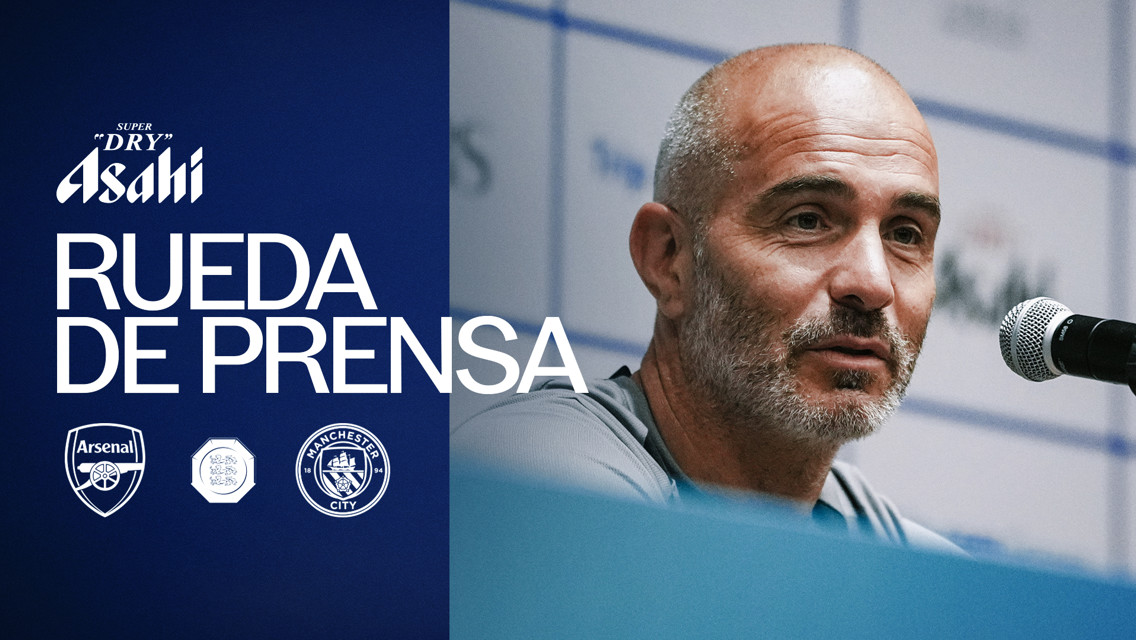 Press conference image featuring a person with logos of Arsenal and Manchester City alongside text 'Rueda de Prensa' and 'Asahi Super Dry'.