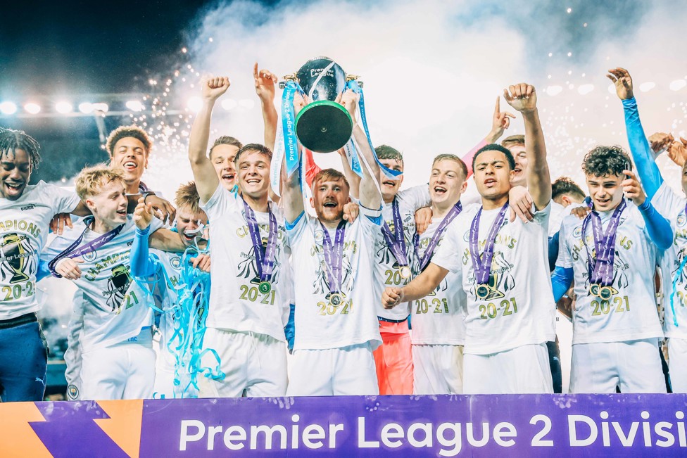 CAPTAIN FANTASTIC : Tommy Doyle lifts the trophy!