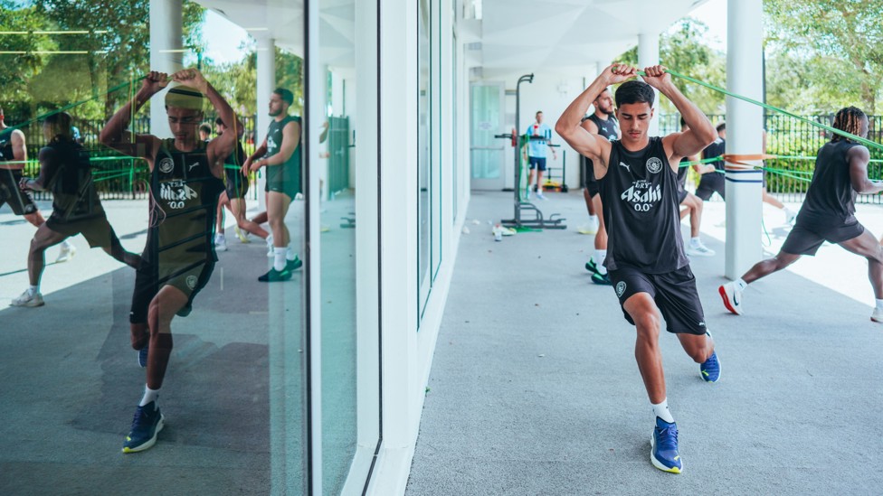 MAN IN THE MIRROR : Vitor Reis warms up