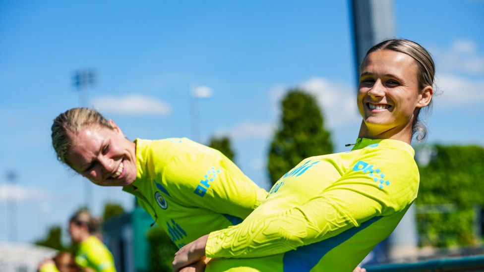 STRETCHING OUT : Kerstin Casparij and Rebecca Knaak warm up
